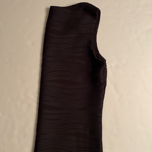 Roz & Ali sleeves less  top , size M, color black. Round neckline. Wavy design - Picture 8 of 16